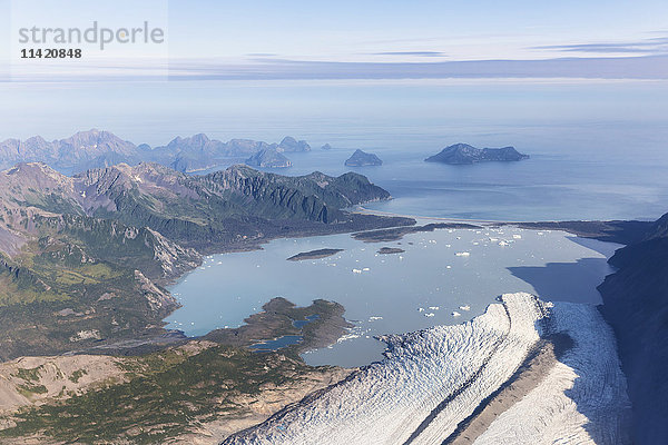 Luftaufnahme des Bear Glacier und der Lagune im Sommer  Resurrection Bay  Seward  Kenai-Halbinsel  Süd-Zentral-Alaska  USA