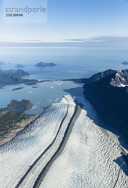 Luftaufnahme des Bear Glacier und der Lagune im Sommer  Resurrection Bay  Seward  Kenai-Halbinsel  Süd-Zentral-Alaska  USA