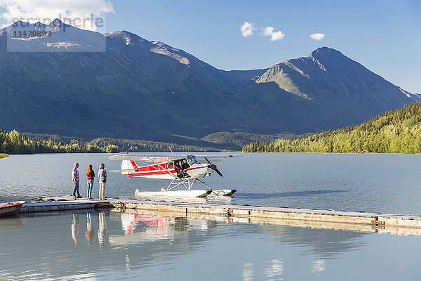 Besucher warten darauf  dass der Pilot andockt  Trail Lake Float Plane Base  Moose Pass  Kenai Peninsula  Southcentral Alaska  USA