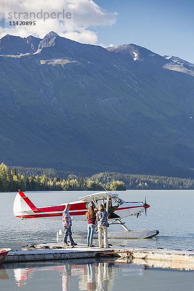 Besucher warten darauf  dass der Pilot andockt  Trail Lake Float Plane Base  Moose Pass  Kenai Peninsula  Southcentral Alaska  USA