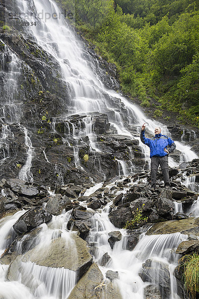 Tourist macht ein Selfie an den Bridalveil Falls  Keystone Canyon  Valdez  Southcentral Alaska  USA