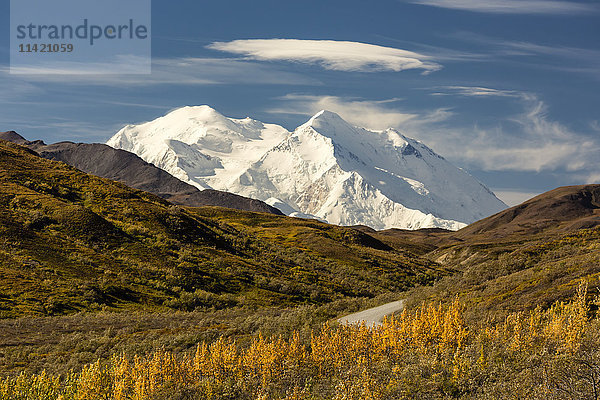 Denali (früher Mount McKinley) ragt im Herbst in der Ferne empor  Denali National Park and Preserve  im Inneren Alaskas; Alaska  Vereinigte Staaten von Amerika'.