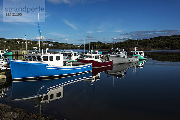 Fischerboote im Hafen von Inverness; Cape Breton  Nova Scotia  Kanada'.