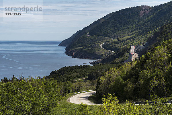 Eine Straße  die sich entlang der Küste schlängelt  Cape Breton Highlands National Park; Petit Etang  Nova Scotia  Kanada