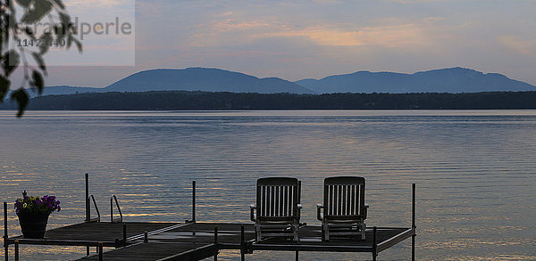 Sonnenuntergang am See mit Silhouetten von Stühlen am Kai; Knowlton  Quebec  Kanada'.