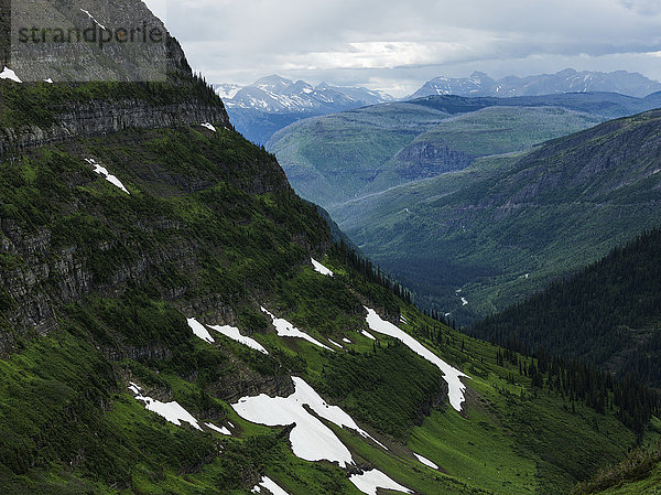 Extremes Gelände in einer Bergkette unter bewölktem Himmel  Glacier National Park; Montana  Vereinigte Staaten von Amerika'.