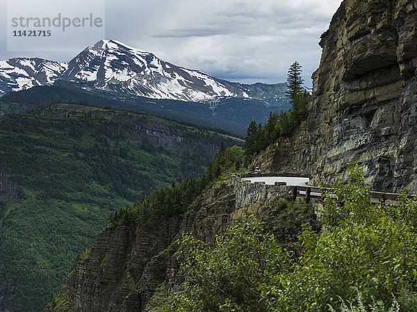 Extremes Gelände mit zerklüfteten Bergen und grünen bewaldeten Hängen  Glacier National Park; Montana  Vereinigte Staaten von Amerika'.