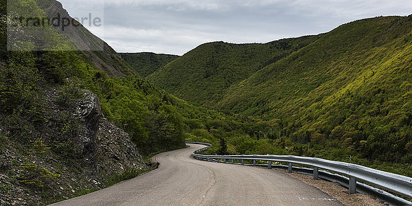 Meat Cove Road  die sich durch die grünen Hügel schlängelt; Nova Scotia  Kanada'.