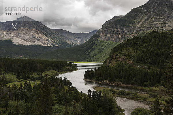 Ruhiger Fluss  der durch zerklüftete Berge im Glacier National Park fließt; Browning  Montana  Vereinigte Staaten von Amerika'.