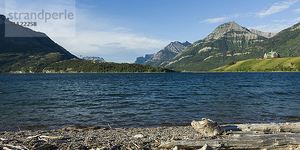 Upper Waterton Lake und Berge mit Prince of Wales Hotel  Waterton Lakes National Park; Alberta  Kanada'.