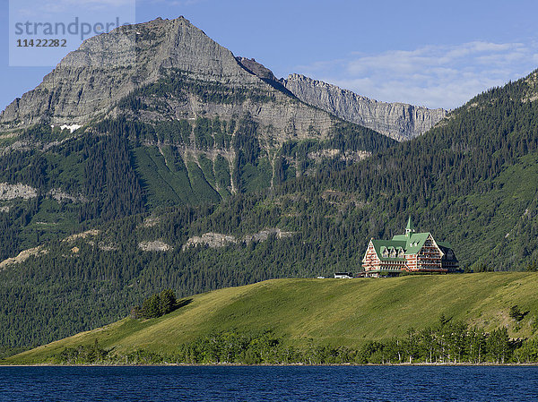 Upper Waterton Lake und Berge mit Prince of Wales Hotel  Waterton Lakes National Park; Alberta  Kanada'.