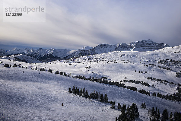 Landschaft der Rocky Mountains und Sunshine Ski Resort; Banff  Alberta  Kanada'.