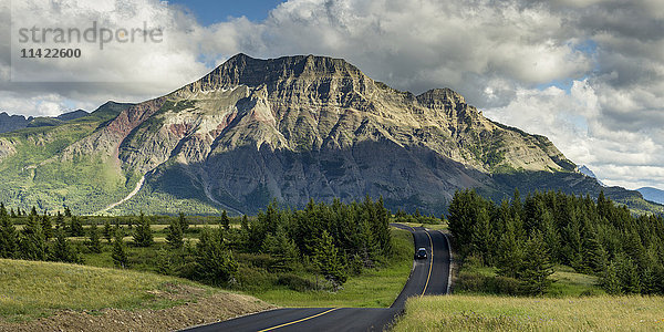 Eine Straße führt durch den Waterton Lakes National Park; Alberta  Kanada'.