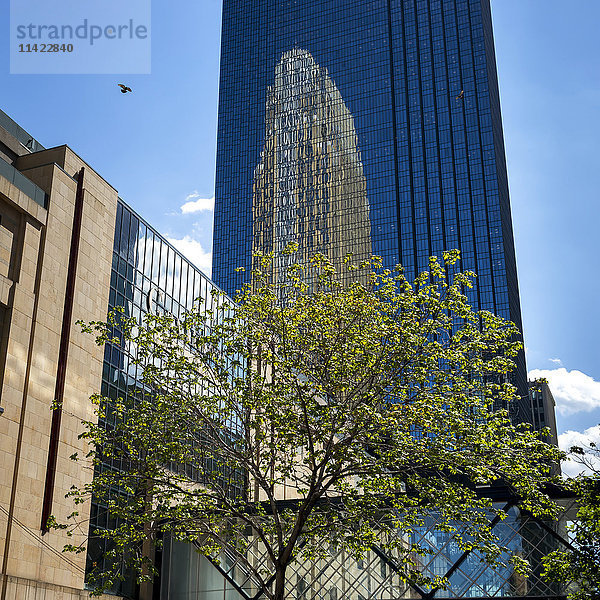 Wolkenkratzer mit einem auf die Fassade projizierten Bild; Minneapolis  Minnesota  Vereinigte Staaten von Amerika'.