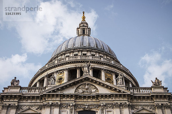 Blick auf die Kuppel der St. Paul's Cathedral; London  England'.
