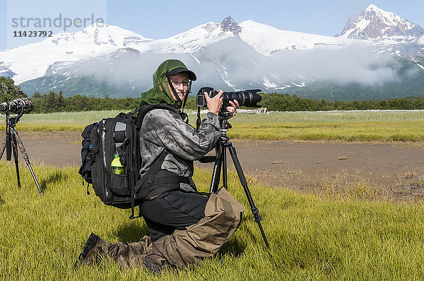 Fotograf in einer malerischen Landschaft an der Hallo Bay  Katmai National Park  Südwest-Alaska  USA