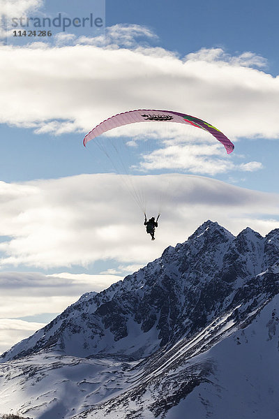 Gleitschirmflieger über den Chugach Mountains  Süd-Zentral-Alaska  USA