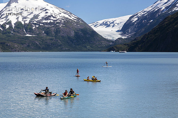 Eine Familie beim Wassersport auf dem Portage Lake in Portage Valley  Summer  Alaska  USA.