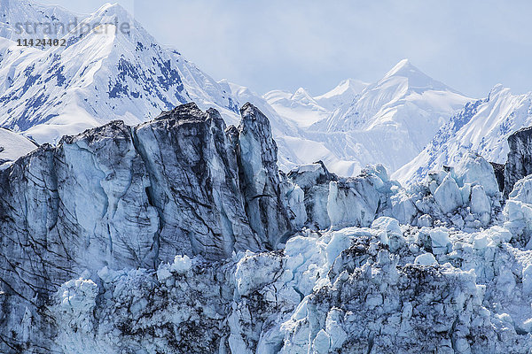 Blick auf eine Gletschermoräne und schneebedeckte Berge  Glacier Bay National Park  Südost-Alaska  USA