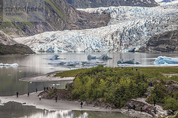 Blick auf Touristen  die das Mendenhall Glacier National Recreation Area besuchen  Juneau  Südost-Alaska  USA