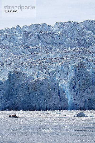 Touristen auf Besichtigungstour in der Glacier Bay  Südost-Alaska  USA