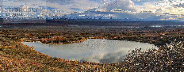 Panoramablick auf Denali von der Parkstraße aus  Denali National Park; Alaska  Vereinigte Staaten von Amerika'.