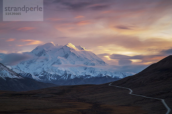 Langzeitbelichtung des Sonnenuntergangs am Denali  Denali National Park; Alaska  Vereinigte Staaten von Amerika'.