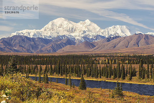 Denali  gesehen von südlich von Cantwell  vom Parks Highway in Interior Alaska; Alaska  Vereinigte Staaten von Amerika'.