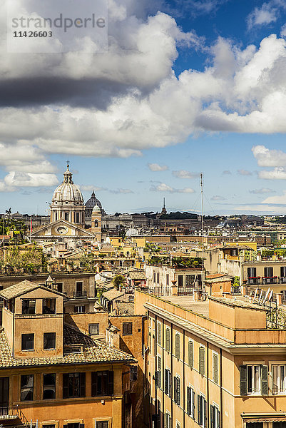 Blick auf Dächer und Kuppeln in einer Stadtlandschaft; Rom  Italien'.