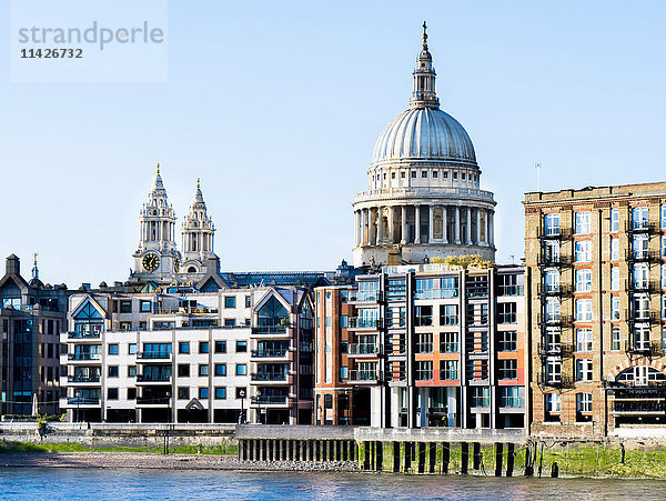 St. Paul's Cathedral und Gebäude am Flussufer; London  England'.