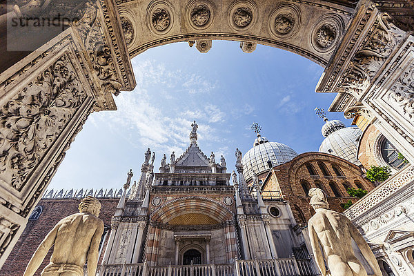 Blick von unten auf die Kapelle und den Markusdom durch den Innenhof des Dogenpalastes  Palazzo Dulce; Venedig  Italien'.