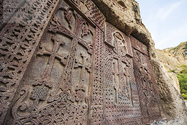 Khachkars  armenische Kreuzsteine im Geghard-Kloster  Azat-Tal; Armenien'.