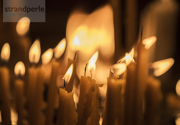 Anzünden von Kerzen im Kloster Khor Virap; Provinz Ararat  Armenien