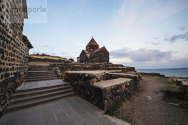Surp Arakelots (Heilige-Apostel-Kirche) der Sevanavank (Sevank-Kloster) mit Blick auf den Sewansee; Provinz Gegharkunik  Armenien'.