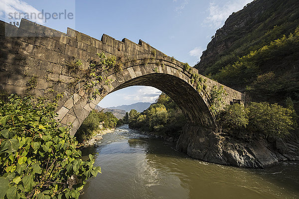Sanahin-Brücke  erbaut im Jahr 1195 über den Fluss Debed; Alaverdi  Provinz Lori  Armenien