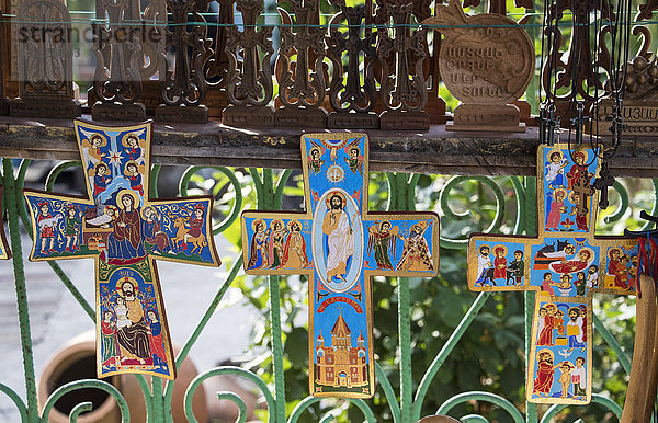 Gemalte Kreuze zum Verkauf beim Kloster Sanahin; Provinz Lori  Armenien'.