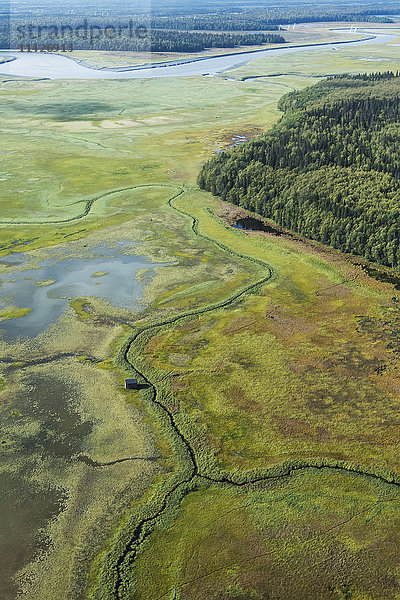 Blick auf die Susitna-Ebenen außerhalb von Anchorage auf einem touristischen Charterflug im Sommer mit einer Entenhütte auf der Ebene darunter; Alaska  Vereinigte Staaten von Amerika'.