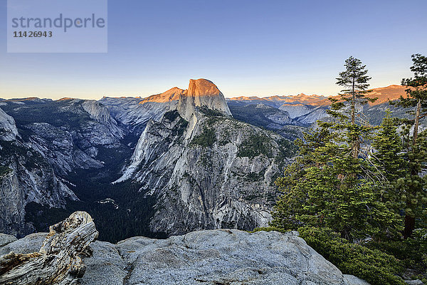 Blick vom Glacier Point bei Sonnenuntergang  Yosemite National Park; Kalifornien  Vereinigte Staaten von Amerika'.