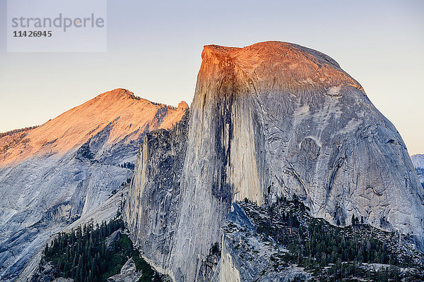 Half Dome bei Sonnenuntergang vom Glacier Point  Yosemite National Park; Kalifornien  Vereinigte Staaten von Amerika'.