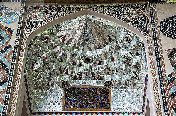 Gespiegelte Murqanas in der Fassade des Palastes der Shaki Khans; Shaki  Aserbaidschan'.
