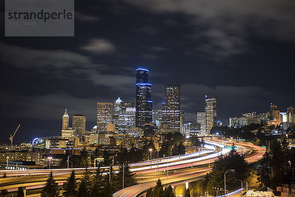 Nachtaufnahme der Stadt Seattle und der I-5 in einer bewölkten Nacht; Seattle  Washington  Vereinigte Staaten von Amerika'.
