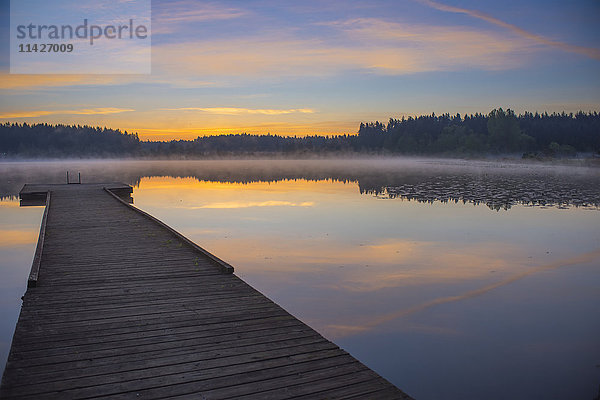 Spiegelung eines schönen  ruhigen Sonnenaufgangs auf dem friedlichen Scott Lake; Washington  Vereinigte Staaten von Amerika'.