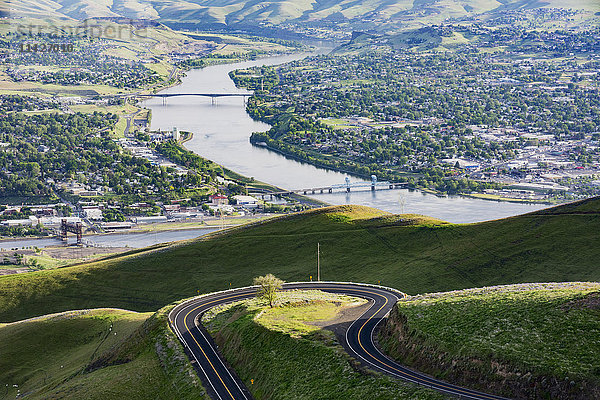 Blick von der Spitze des Spiral Highway zurück auf eine der vielen Haarnadelkurven  mit Lewiston  Idaho  auf der linken Seite und Clarkston  Washington  auf der rechten Seite  getrennt durch den Snake River am Zusammenfluss mit dem Clearwater River; Washington  Vereinigte Staaten von Amerika'.