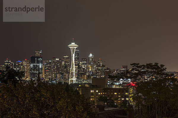 Nachtaufnahme der Skyline von Seattle vom Queen Anne Hill mit der ikonischen Space Needle; Seattle  Washington  Vereinigte Staaten von Amerika'.