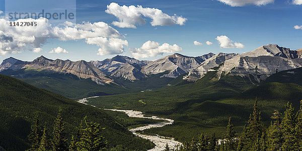 Panorama eines Flusstals und einer Bergkette mit blauem Himmel und Wolken; Bragg Creek  Alberta  Kanada'.