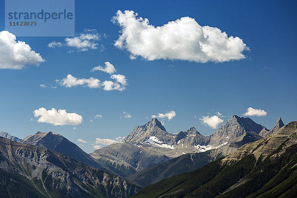 Bergkette mit Schäfchenwolken und blauem Himmel  Banff National Park; Banff  Alberta  Kanada'.