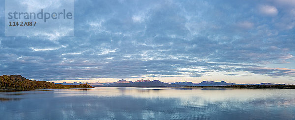 Sonnenaufgang auf dem ruhigen Wasser des Tikchik Lake  Wolkenfelder im Hintergrund  Wood Tikchik State Park  Südwest-Alaska; Alaska  Vereinigte Staaten von Amerika'.