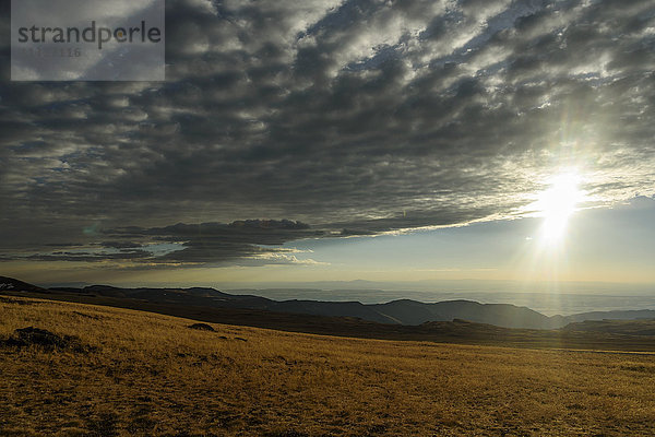 Die Sonne lugt hinter den Wolken am Steens Mountain im östlichen Oregon hervor; Frenchglen  Oregon  Vereinigte Staaten von Amerika'.