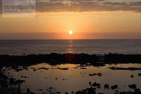 Northshore-Sonnenuntergang auf Oahu; Oahu  Hawaii  Vereinigte Staaten von Amerika'.