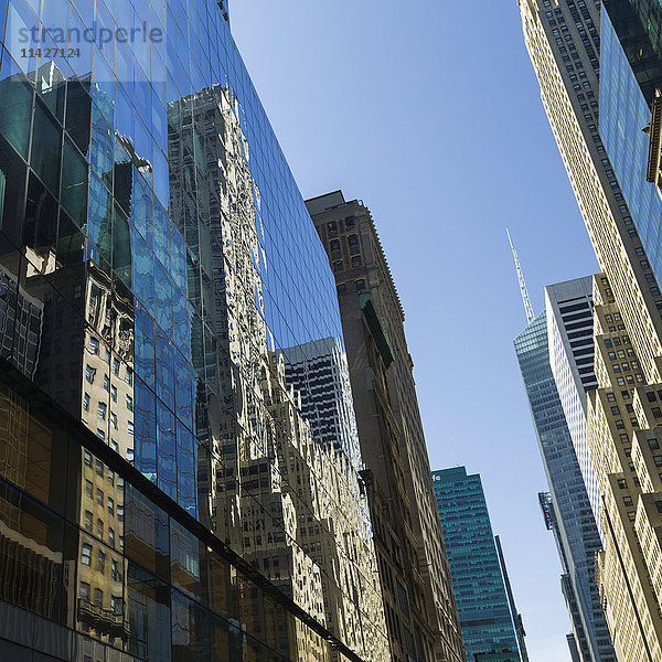 Glasfassade eines Wolkenkratzers  in der sich andere Wolkenkratzer spiegeln; New York City  New York  Vereinigte Staaten von Amerika'.